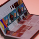El Galaxy Z Fold 2 se puede usar plegado, como si fuera un pequeño portátil.